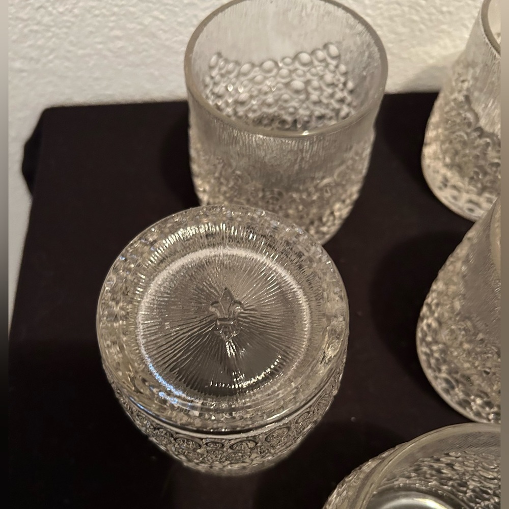 Set of 5 vintage, pink, Finnish crystal glasses pressed w/pattern of bubbles. - Picture 5 of 11